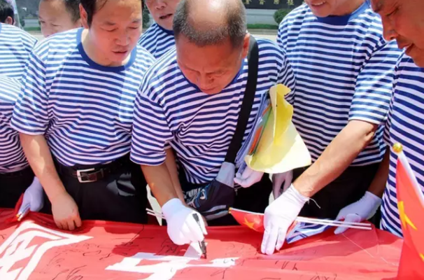 人民海军军旗全球传递活动在老君山进行传递
