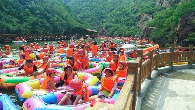 6月15日,大熊山仙人谷第二届“戏水漂流季”盛大开启